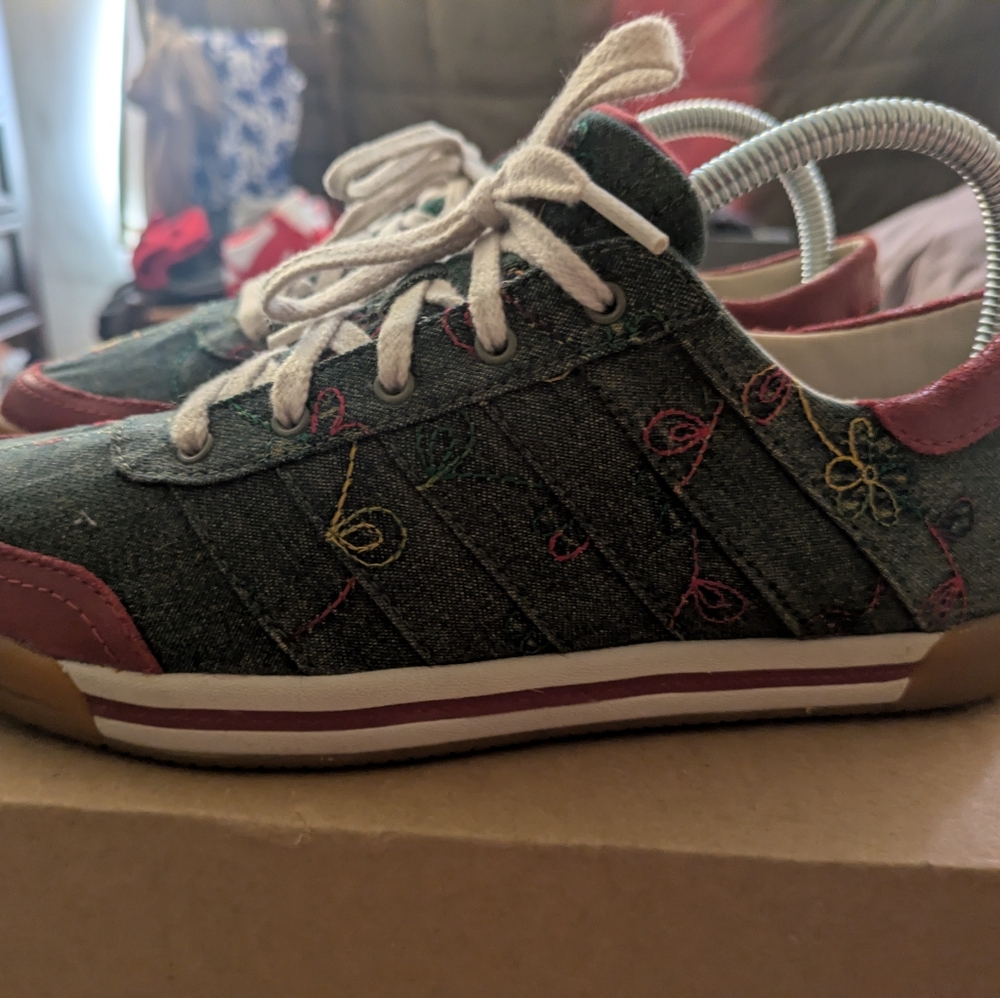 VERY RARE!!!Women's K-Swiss Jean Material With Red Leather.